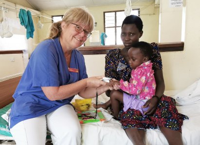 Marita Hasselberg arbejder med børn på Bunda Hospital.