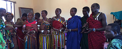 Foto: Masaier og barabaiger synger sammen