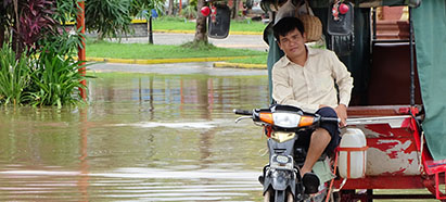 Dette års oversvømmelser er meget store, men Cambodja er vant til oversvømmelser - her på billedet er det fra 2019 Mand på moto i vand i Cambodja