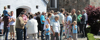 Foto: Generationer uden for en kirke