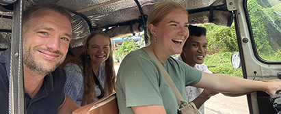 Volontører i Siem Reap kører tuktuk - august 2022