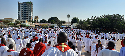 Præster i Tanzania i procession