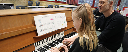 Christian Engmark underviser klaverelev på Johannesskolen