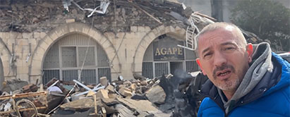 Foto: Soner ved ødelagt kirke