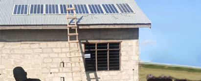 Solceller på taget af den nybyggede kirke i Nyakipande. August 2023