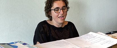 Musikkonsulent Laila Poulsen fik sammen med musiklærer Henrik Bay musik, instrumenter og sang til at gå op i en højere enhed. Musikkonsulent i Vestdanmark, Laila Poulsen, på Efterskolen Solgården, sep. 2020