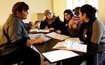 foto: kvindelige asylansøgere undervises i dansk
