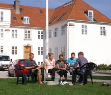 Elever foran Luthersk Missions Højskole Elever sidder foran Luthersk Missions Højskole