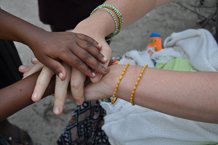 Foto: hænder af en hvid og brun person