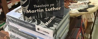 Bogen "Theolojia ya Martin Luther" blev udgivet i 3.000 eksemplarer. Den sælger så godt, at der snart er brug for 2. oplag, fortæller forlagsleder Philip Bach-Svendsen. (Foto: Carsten Skovgaard-Holm) Foto: Bogen "Theolojia ya Martin Luther" i et af Soma Biblias bogsalg