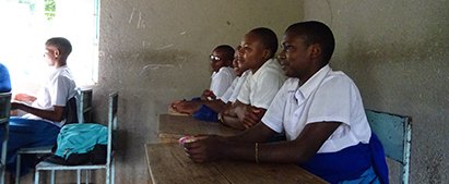 LMBU-konsulenter på besøg i skoleklasse i Arusha januar 2020