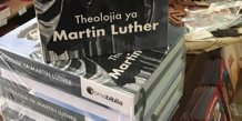 Foto: Bogen "Theolojia ya Martin Luther" i et af Soma Biblias bogsalg
