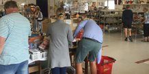 Travlhed i LUMI-butikken i Nexø i juli måned