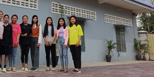 Otte af de ni første kollegiepiger foran kollegiet i Battambang