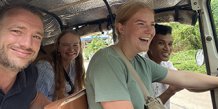 Volontører i Siem Reap kører tuktuk - august 2022